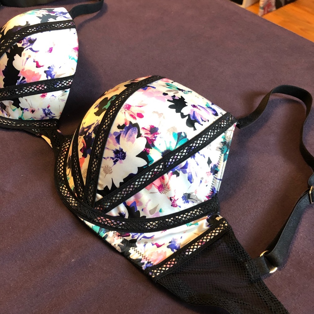 Victoria’s Secret Strappy Bra 32DD